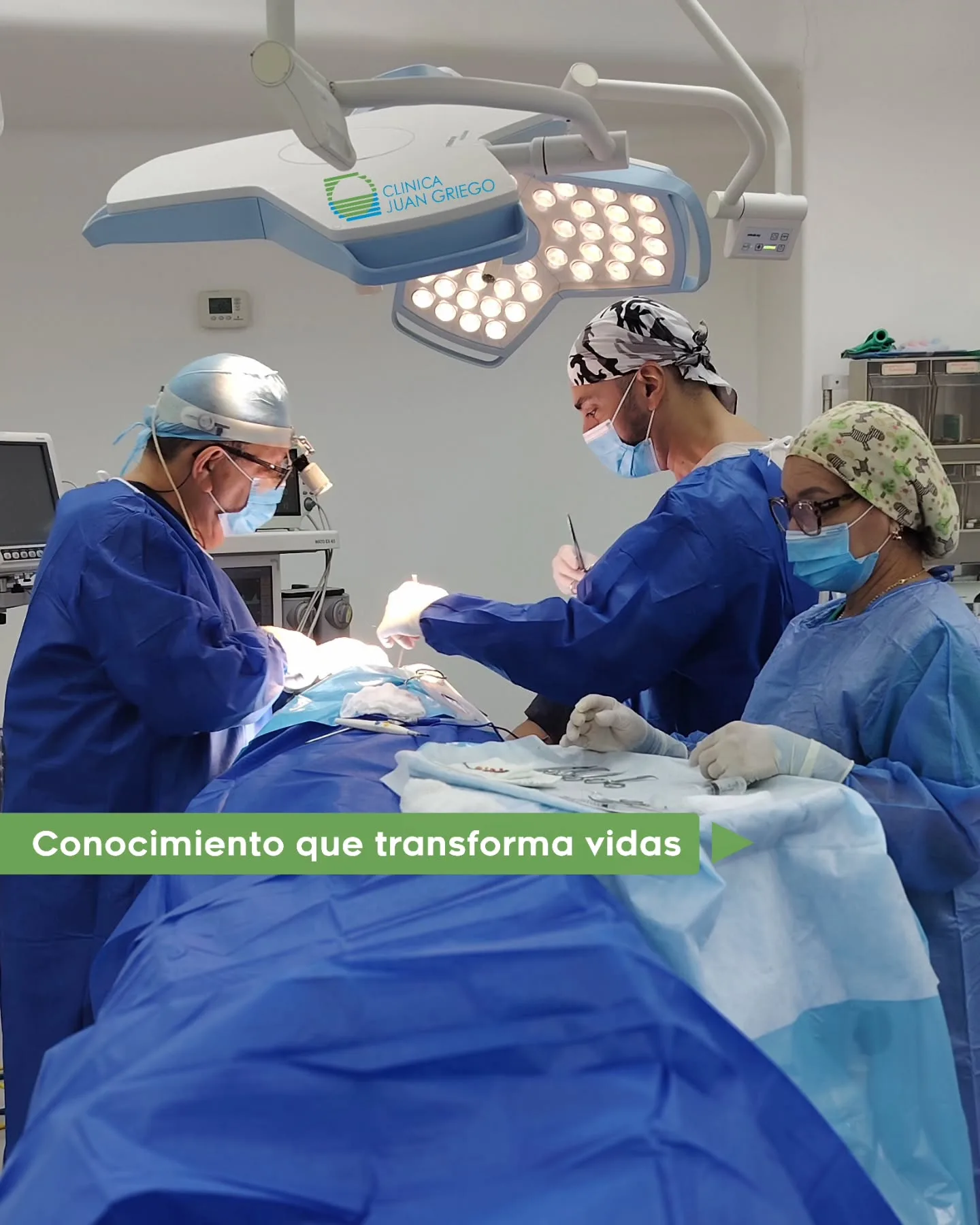 Equipo quirúrgico operando