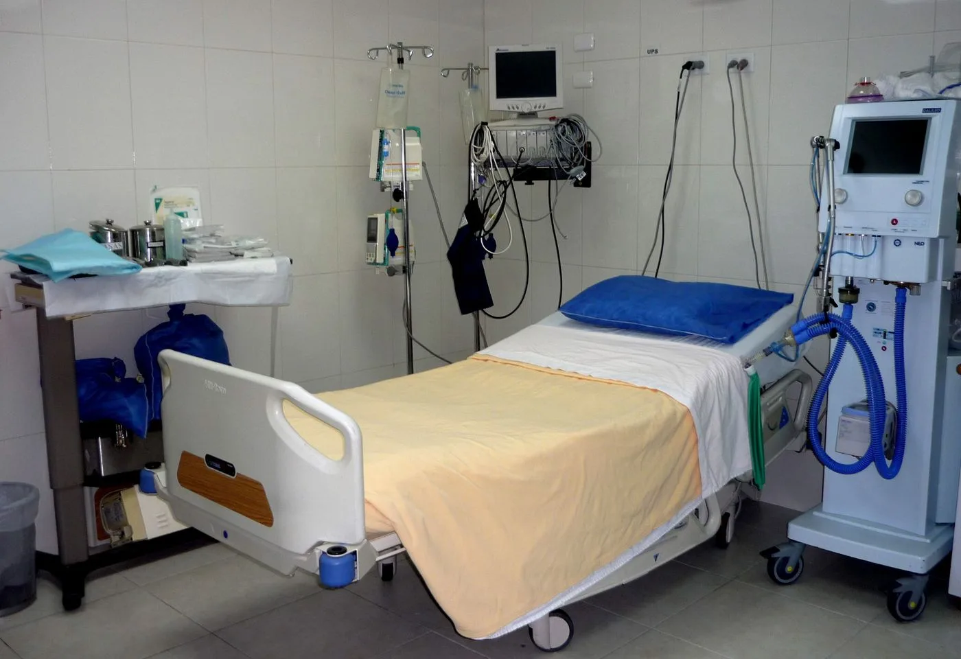 Cama de terapia intensiva con monitores