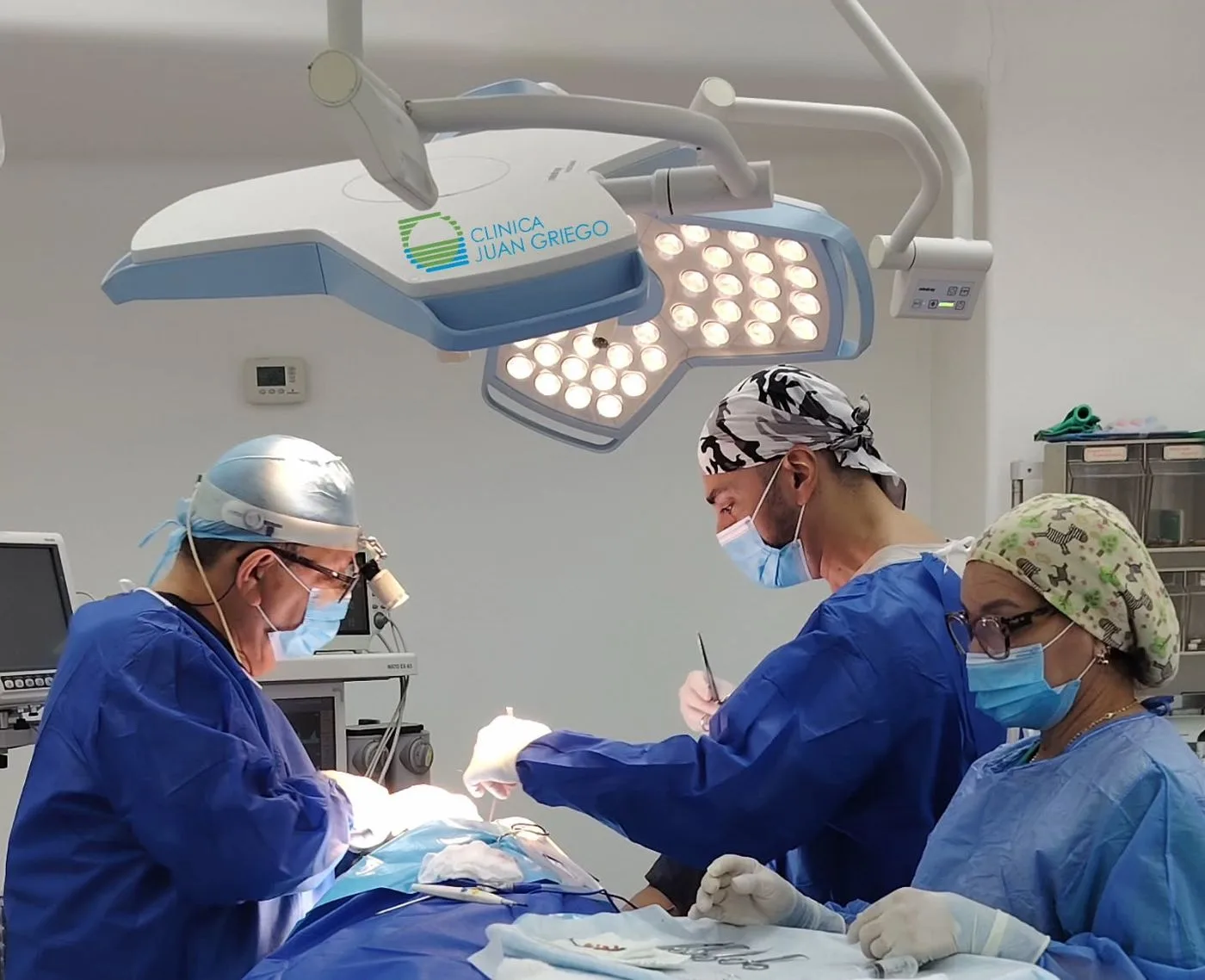 Surgical team operating at Clínica Juan Griego